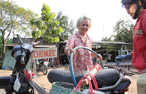 Cụ[-]già[-]cho[-]nước[-]miễn[-]phí[-]giữa[-]vùng[-]hạn[-]mặn